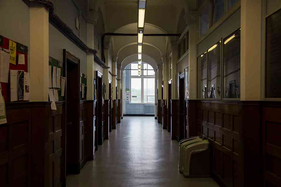 Wielka Brytania rozważa bardziej rygorystyczne kontrole wiz studenckich, ponieważ uniwersytety stoją w obliczu zakazów rekrutacji i walki z oszustwami featured image